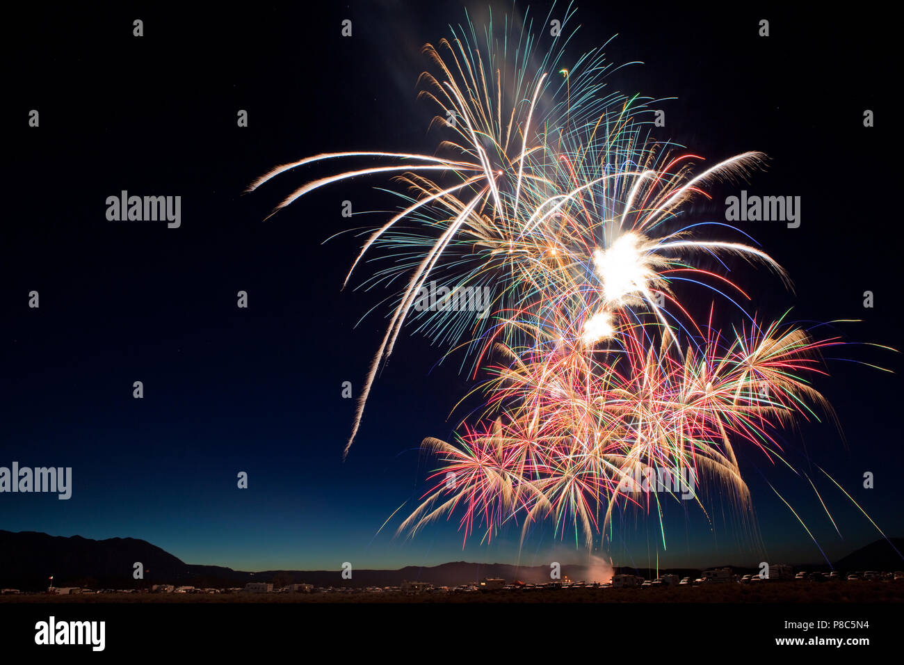 Mehrere bunte Feuerwerk Platzt für eine Feier am 4. Juli im Osten von Kalifornien. Stockfoto