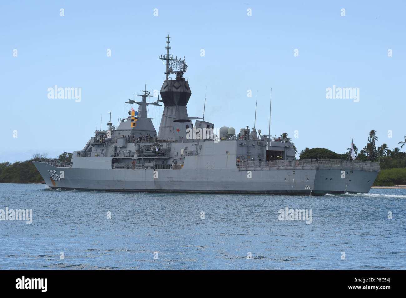 180709-N-OS 584-0294 Pearl Harbor (Juli 09, 2018) der Royal Australian Navy Fregatte HMAS Toowoomba (FFH 156) Abfahrt Joint Base Pearl Harbor Hickam bei RIMPAC 2018. 25 Nationen, 46 Schiffe, 5 U-Boote, über 200 Flugzeuge, und 25.000 Mitarbeiter beteiligen sich an Rimpac vom 27. Juni bis 2. August in und um die hawaiischen Inseln und Südkalifornien. Die weltweit größte internationale maritime Übung RIMPAC bietet eine einzigartige Ausbildung während der Förderung und Erhaltung der kooperative Beziehungen unter den Teilnehmern von entscheidender Bedeutung für die Gewährleistung der Sicherheit der Seewege und die Sicherheit der t Stockfoto