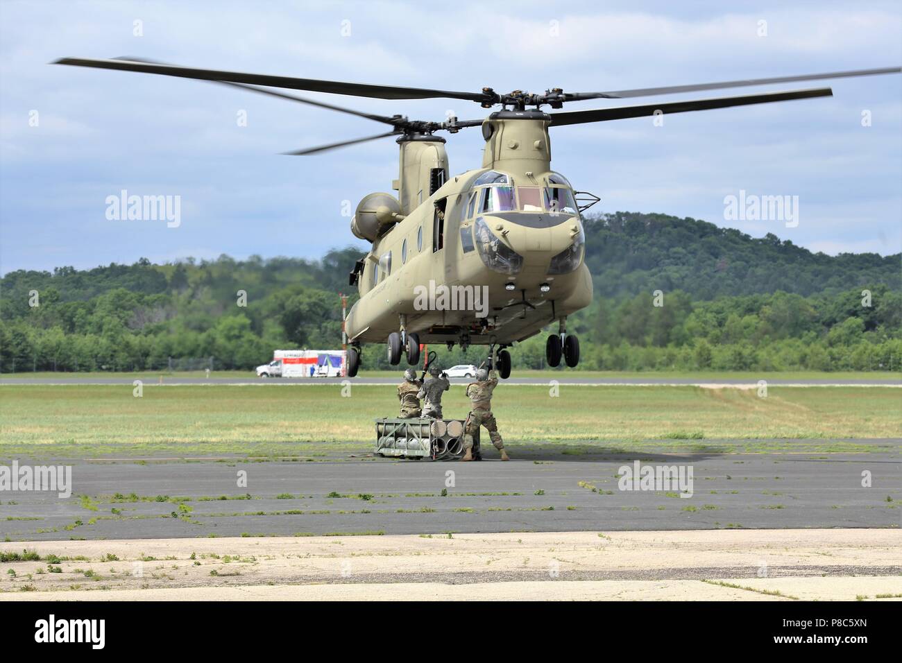 Schüler der 89 B Munition liefern natürlich ein mock Munition Palette zu einem Chinook Hubschrauber Juni 27, 2018, als Teil der Schlinge last Ausbildung bei Sparta-Fort McCoy Flughafen am Fort McCoy, Wis die Munition liefern, von der 13 Bataillon, 100 Regiment am Fort McCoy gelehrt wird, ist einen 4-wöchigen Kurs, der eine Schulung für die Soldaten, die Umgliederung der 89 B militärische berufliche Spezialität sind. Die Schlinge - last Training ist einer der letzten großen Ausbildung Veranstaltungen während des Kurses. Eine Schlinge Last wird verwendet, um Munition zu entfernten Standorten oder zu beschleunigen Sendungen in den feindlichen locat zu transportieren Stockfoto