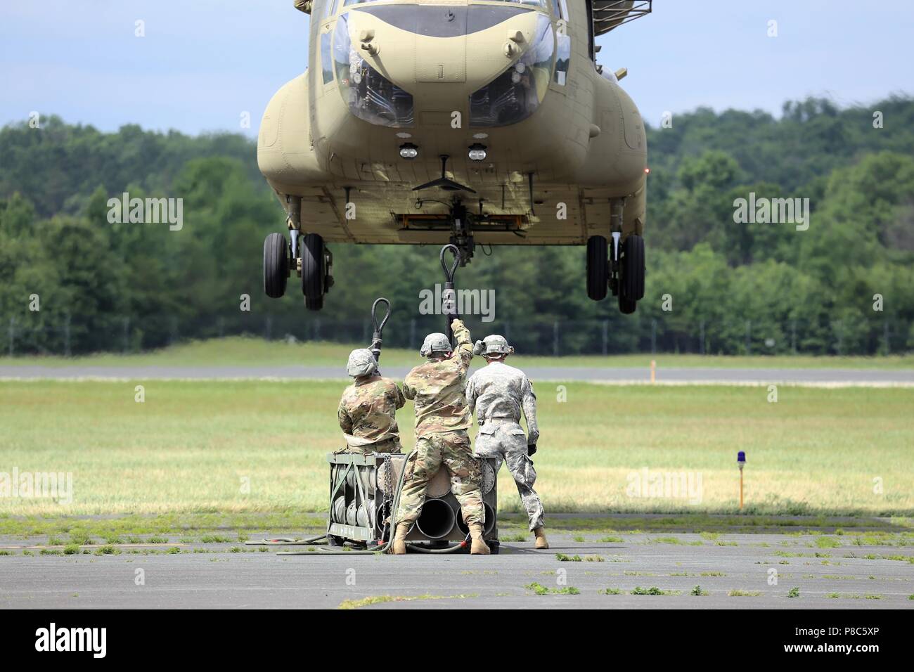 Schüler der 89 B Munition liefern Kurs bereiten ein mock Munition Palette zu einem Chinook Hubschrauber Juni 27, 2018 zu verbinden, als Teil der Schlinge last Ausbildung bei Sparta-Fort McCoy Flughafen am Fort McCoy, Wis die Munition liefern, von der 13 Bataillon, 100 Regiment am Fort McCoy gelehrt wird, ist einen 4-wöchigen Kurs, der eine Schulung für die Soldaten, die Umgliederung der 89 B militärische berufliche Spezialität sind. Die Schlinge - last Training ist einer der letzten großen Ausbildung Veranstaltungen während des Kurses. Eine Schlinge Last wird verwendet, um Munition zu entfernten Standorten oder zu beschleunigen Sendungen in Ho zu transportieren Stockfoto