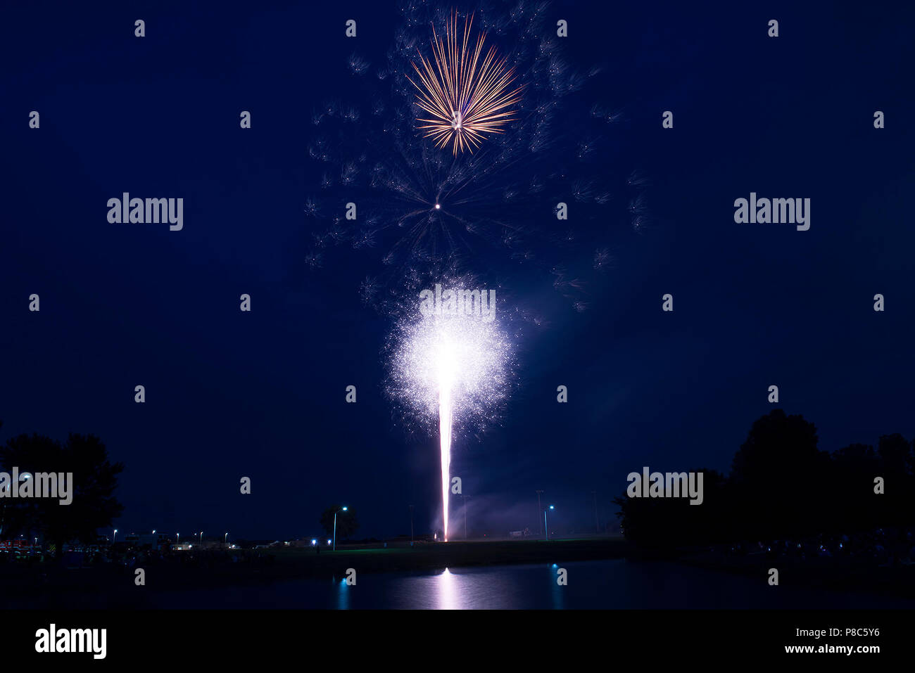 Feuerwerk Licht der Himmel während der jährlichen Independence Day Feier an Whiteman Air Force Base, Missouri, am 3. Juli 2018. Die Feier begann mit einem vier-Schiff T-38 Flyover und ein DJ, live Band, Streichelzoo, Spiele, Kinderschminken, Fahrten und Ballon Künstler. Die 509Th Squadron und Unterstützung privater Basis Organisationen verkauft Lebensmittel und Getränke. Die Feier endete mit einem spektakulären Feuerwerk. (U.S. Air Force Foto von Airman 1st Class Taylor Phifer) Stockfoto