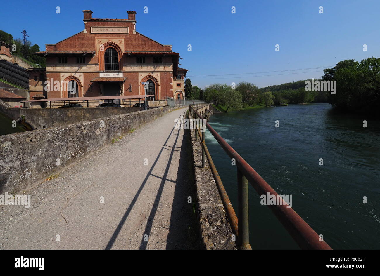 Die alten und historisches Wasserkraftwerk "Carlo Esterle', von 1914, die auf den Fluss Adda. Lombardei, Italien. Stockfoto