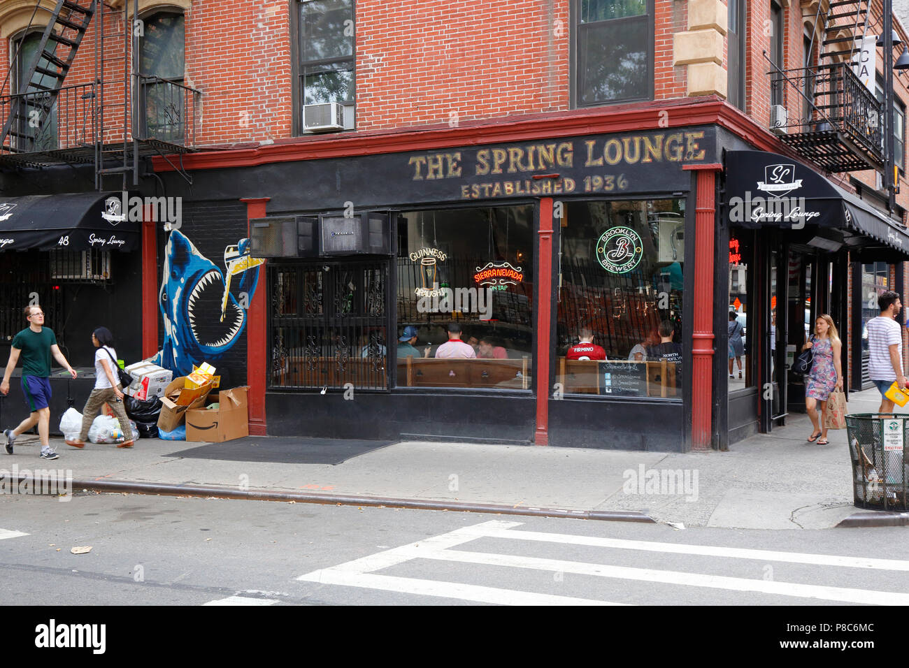 Feder Lounge, 48 Spring St, New York, NY. aussen Storefront einer Bar im Viertel SoHo in Manhattan. Stockfoto