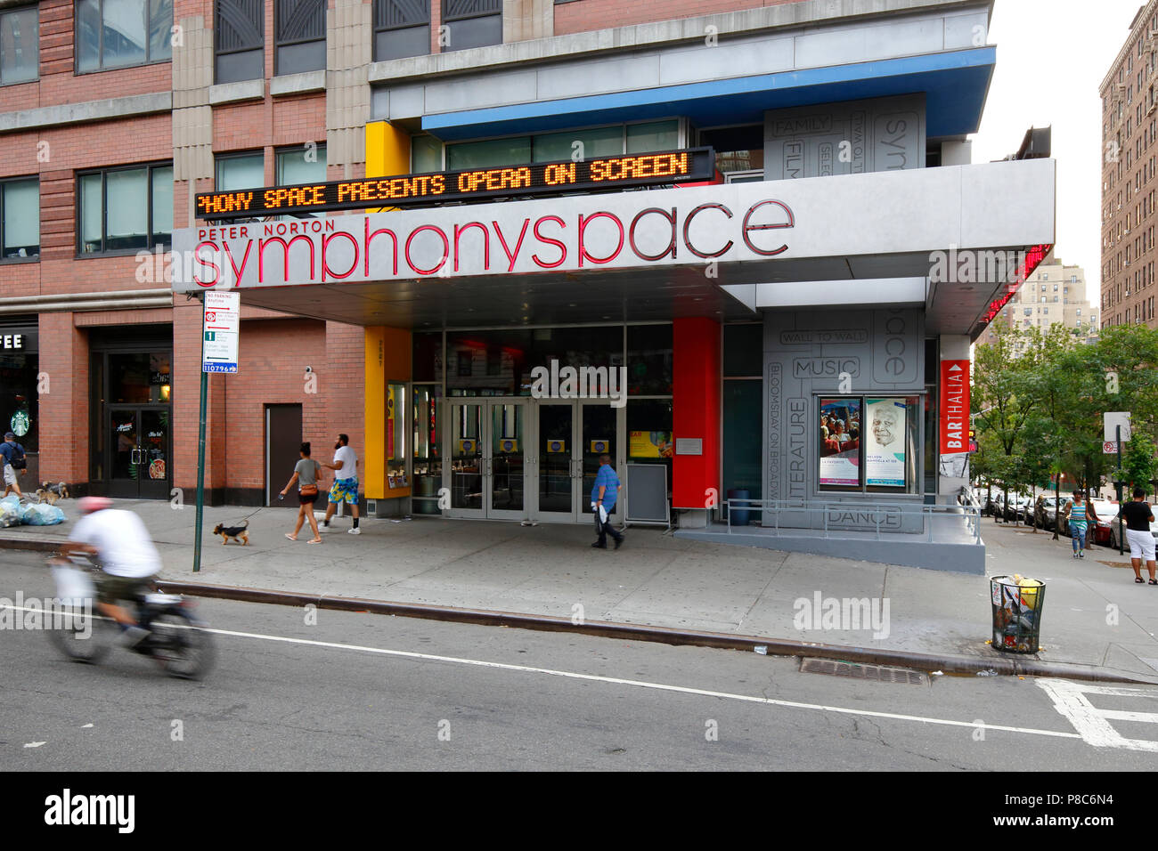 Symphony Space, 2537 Broadway, New York, NY. aussen Storefront von Theater und Performance in der Upper West Side Viertel von Manhattan. Stockfoto