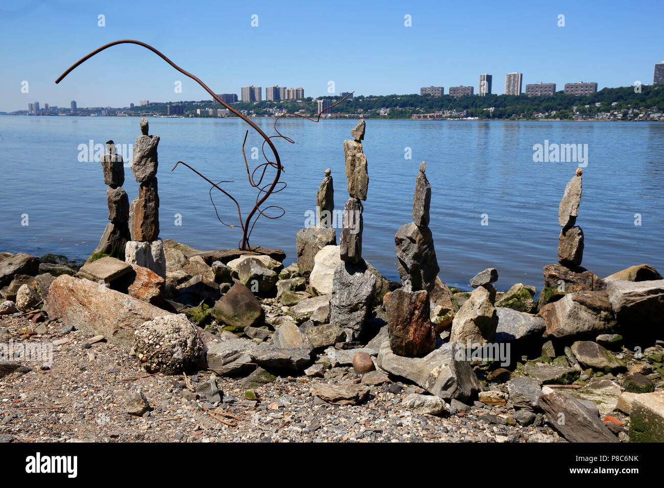 Steinformationen entlang dem Hudson Fluss Greenway Stockfoto