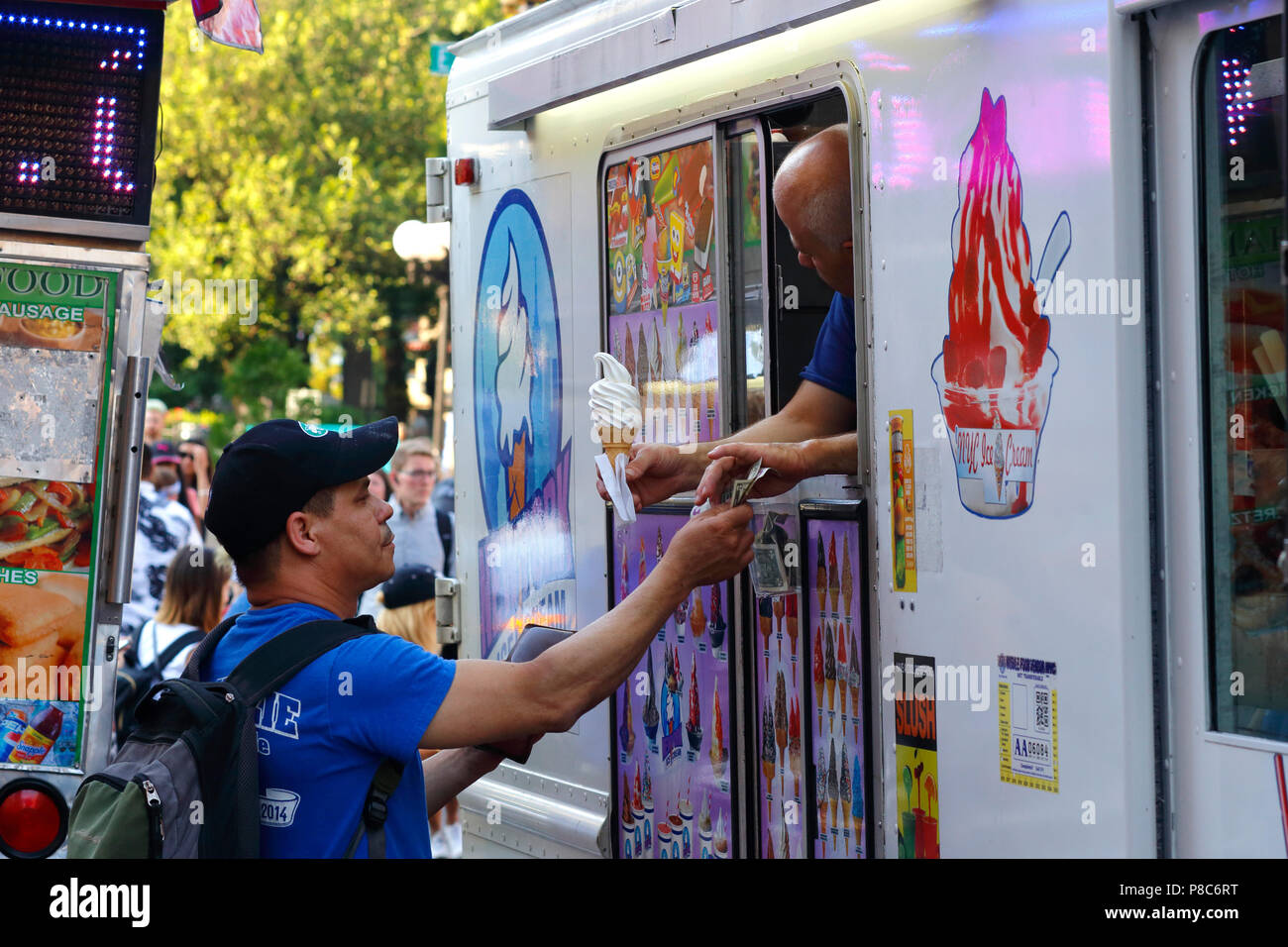 Eine Person, die den Kauf einer weichen von einem New York Marke ice cream Truck dienen Stockfoto