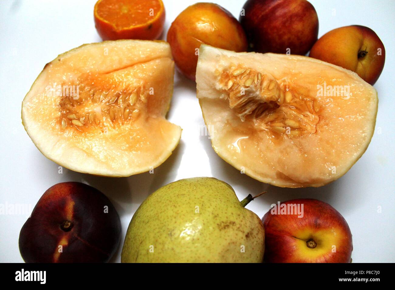 Appetitliche Frische saftige süße reife Früchte zum Dessert vorbereiten Stockfoto