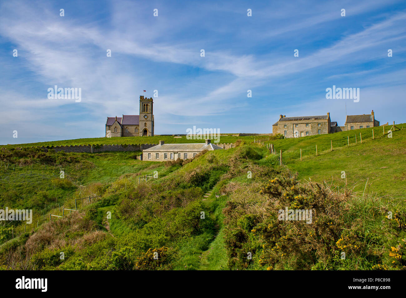 Ein Blick auf die St. Helena Kirche, das Government House und das alte Haus nach Süden auf Lundy Island, Devon, England Stockfoto