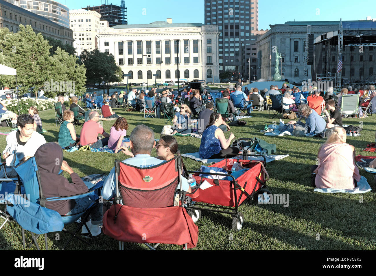 Mall B in der Innenstadt von Cleveland, Ohio füllt sich mit Menschen für die 29. jährliche Cleveland Orchestra Star-Spangled Spektakuläre am 6. Juli 2018. Stockfoto