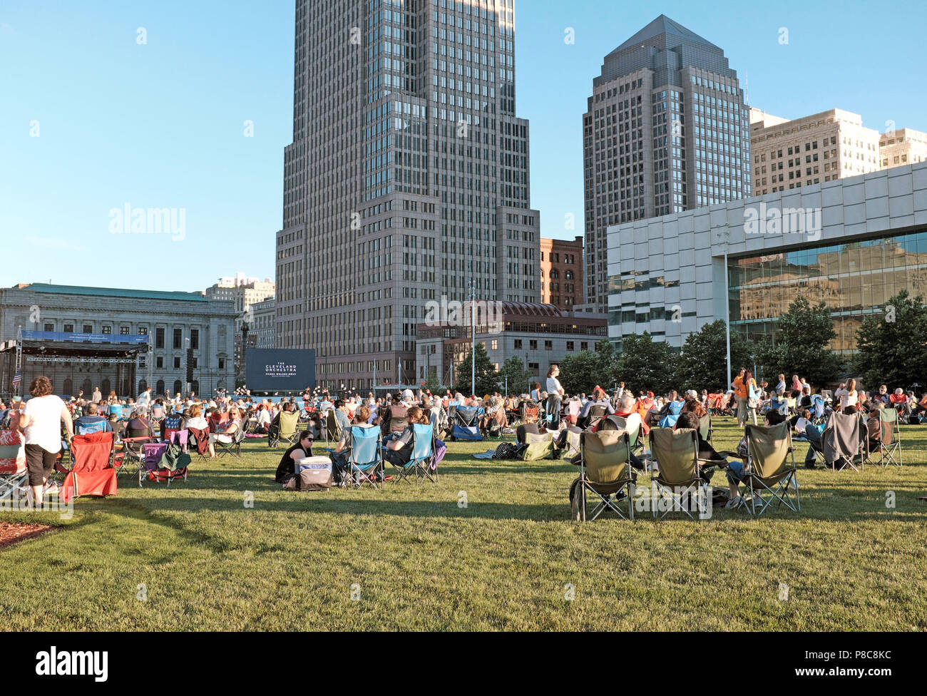 Menschen auf der Mall B grassy Knoll für eine kostenlose Sommer Konzert mit dem Cleveland Orchestra in der Innenstadt von Cleveland, Ohio, USA Warten entspannen. Stockfoto