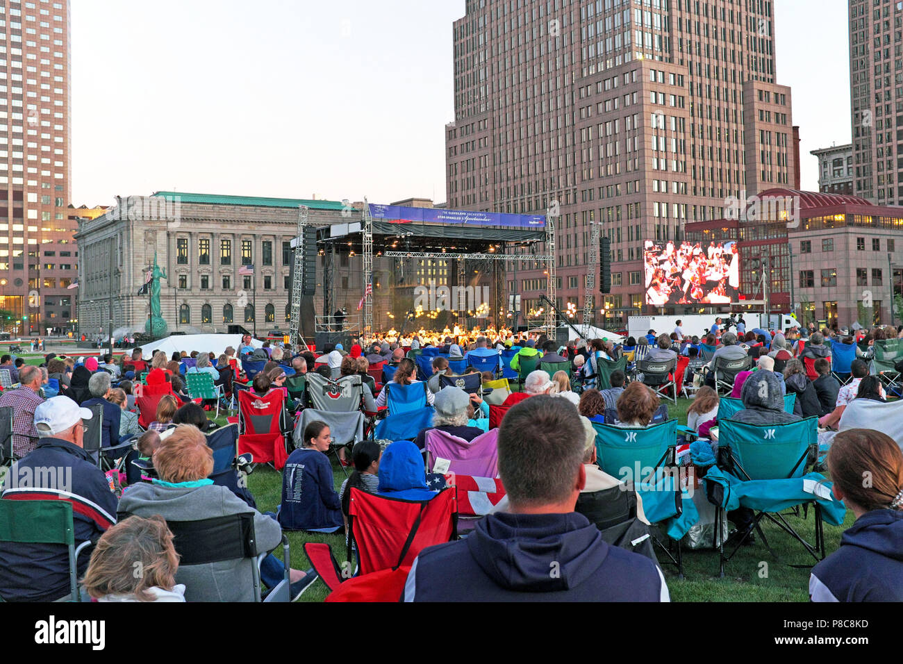 Cleveland Bewohner genießen die kostenlose jährliche Cleveland Orchestra Star-Spangled Konzert am Mall B in der Innenstadt von Cleveland, Ohio, USA am 6. Juli 2018. Stockfoto