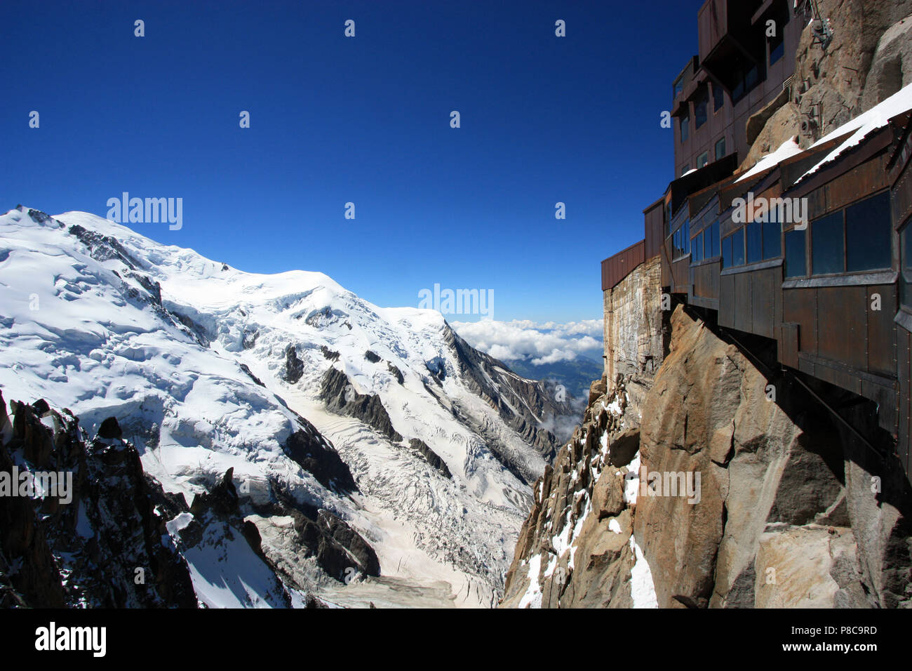 Auch im Sommer Eis und Schnee ist allgegenwärtig auf den Mont Blanc. Von der Aussichtsplattform auf der Oberseite des Aiguille-du-Midi in Frankreich gesehen Stockfoto