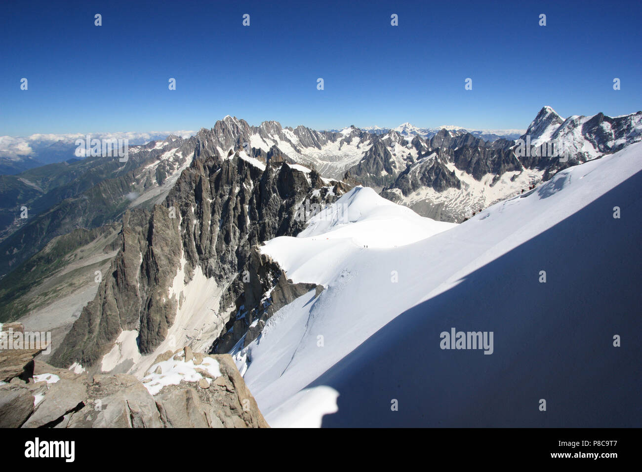 Bergsteiger auf dem Weg nach oben auf den Gipfel des Mont Blanc in Frankreich Stockfoto