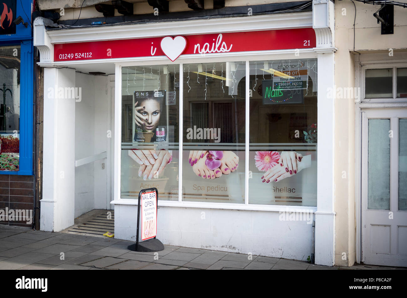 Shop Front in Calne Wiltshire England UK "Ich liebe Nägel eine kosmetische Service für Kunden Stockfoto