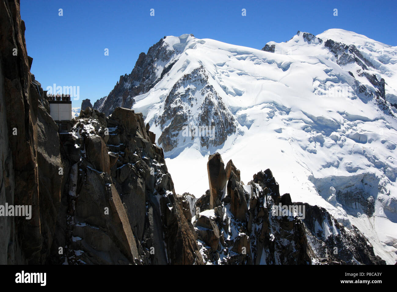 Auch im Sommer Eis und Schnee ist allgegenwärtig auf den Mont Blanc. Von der Aussichtsplattform auf der Oberseite des Aiguille-du-Midi in Frankreich gesehen Stockfoto