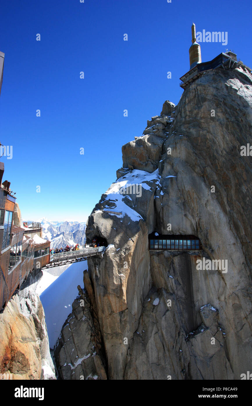 Touristen an der Aussichtsplattform auf der Aiguille-du-Midi in das Mont Blanc Massiv in Frankreich Stockfoto