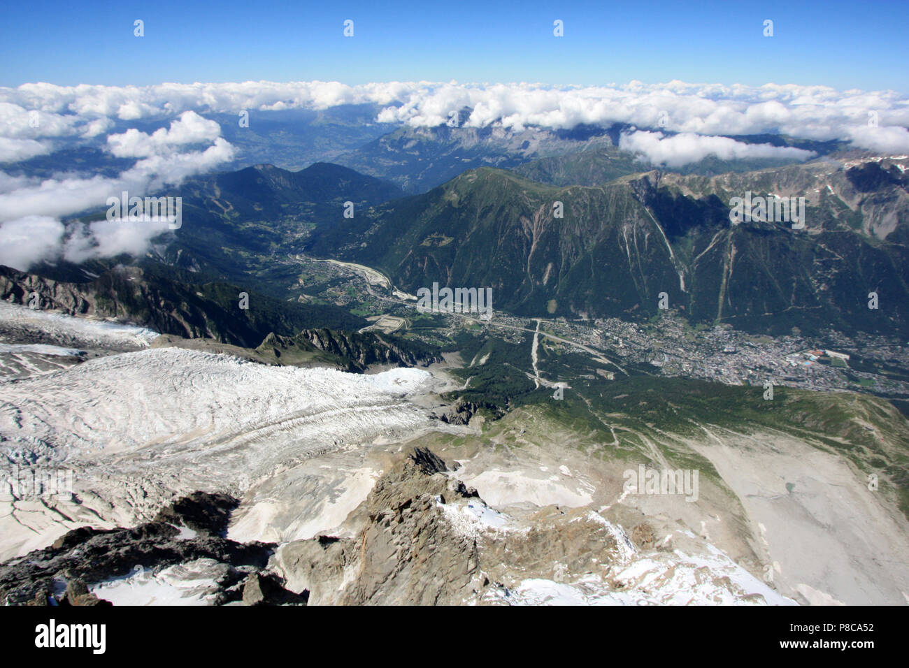 Nocken der Gletscher des Mont Blanc in Richtung Chamonix, Frankreich. Vom Gipfel der Aiguille-du-Midi gesehen Stockfoto