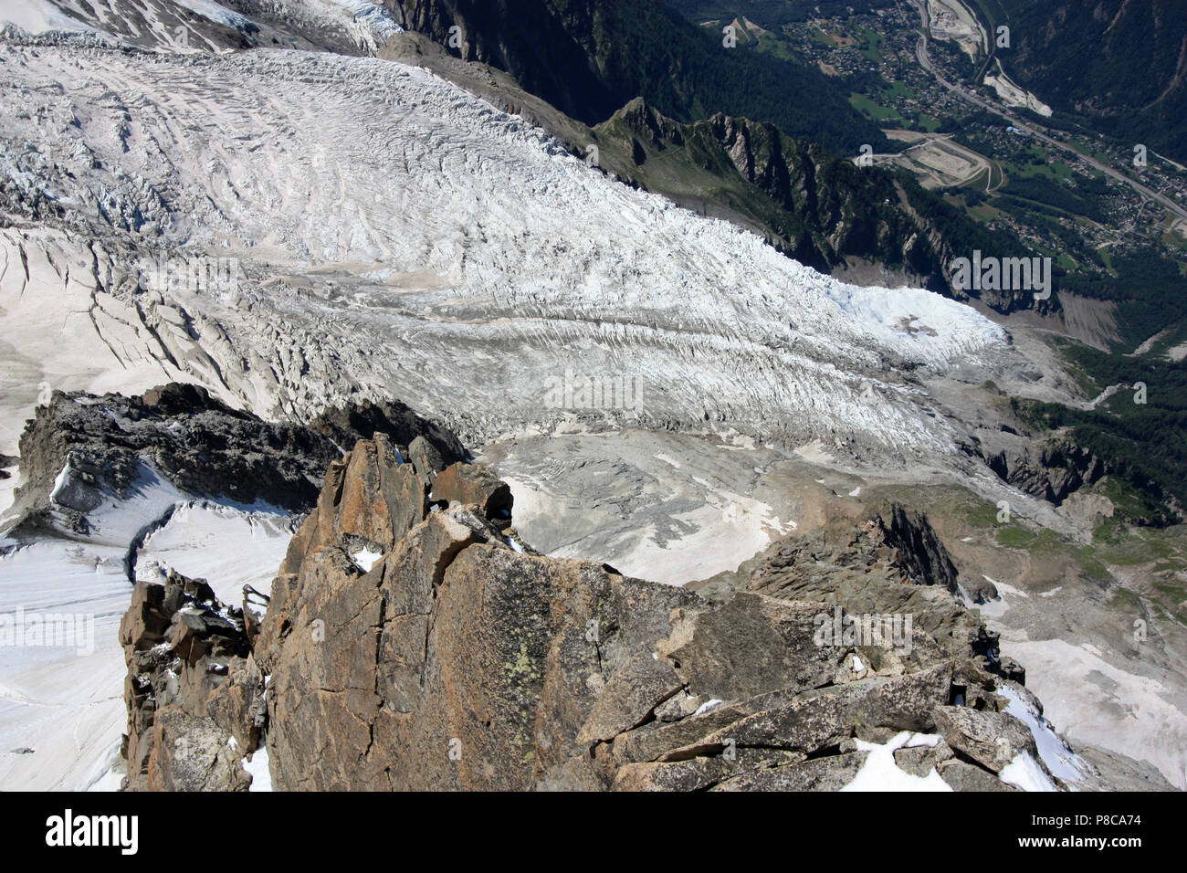 Nocken der Gletscher des Mont Blanc in Richtung Chamonix, Frankreich. Vom Gipfel der Aiguille-du-Midi gesehen Stockfoto