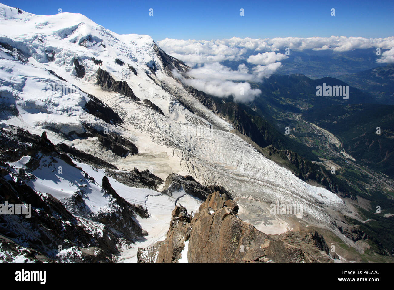 Nocken der Gletscher des Mont Blanc in Richtung Chamonix, Frankreich. Vom Gipfel der Aiguille-du-Midi gesehen Stockfoto