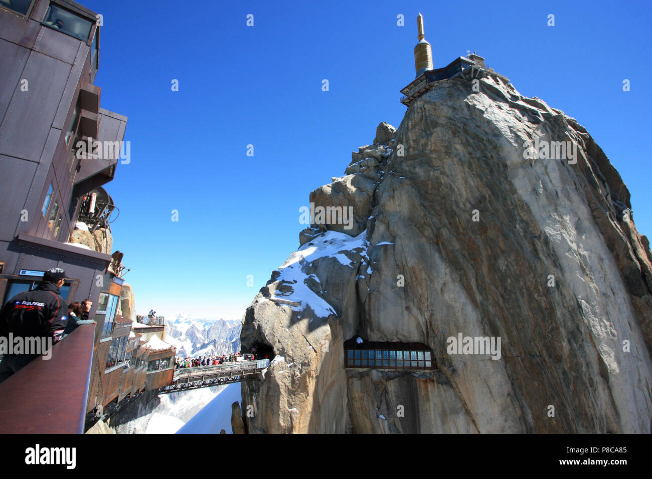 Touristen an der Aussichtsplattform auf der Aiguille-du-Midi in das Mont Blanc Massiv in Frankreich Stockfoto