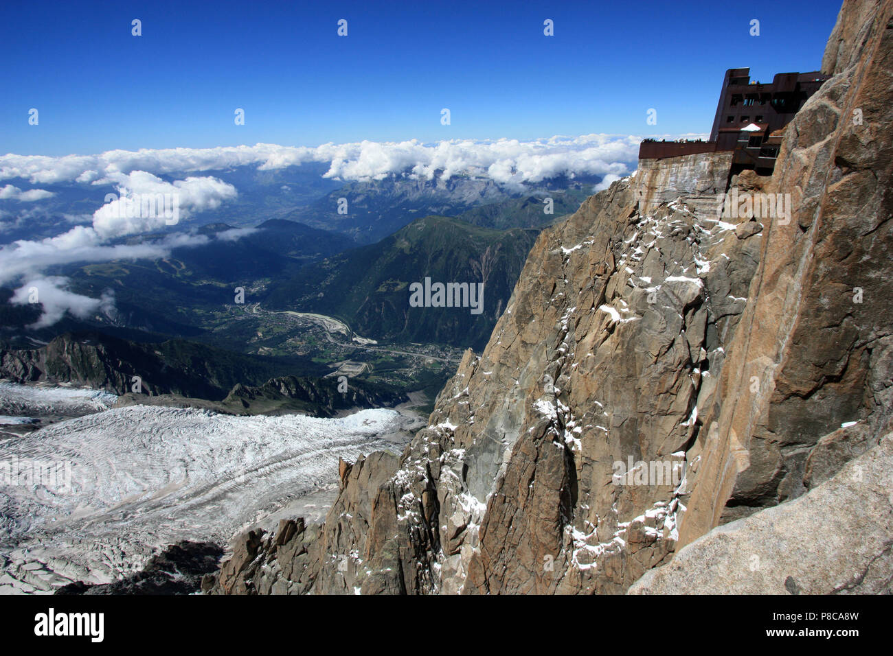 Nocken der Gletscher des Mont Blanc in Richtung Chamonix, Frankreich. Von der Aussichtsplattform auf der Aiguille-du-Midi gesehen Stockfoto