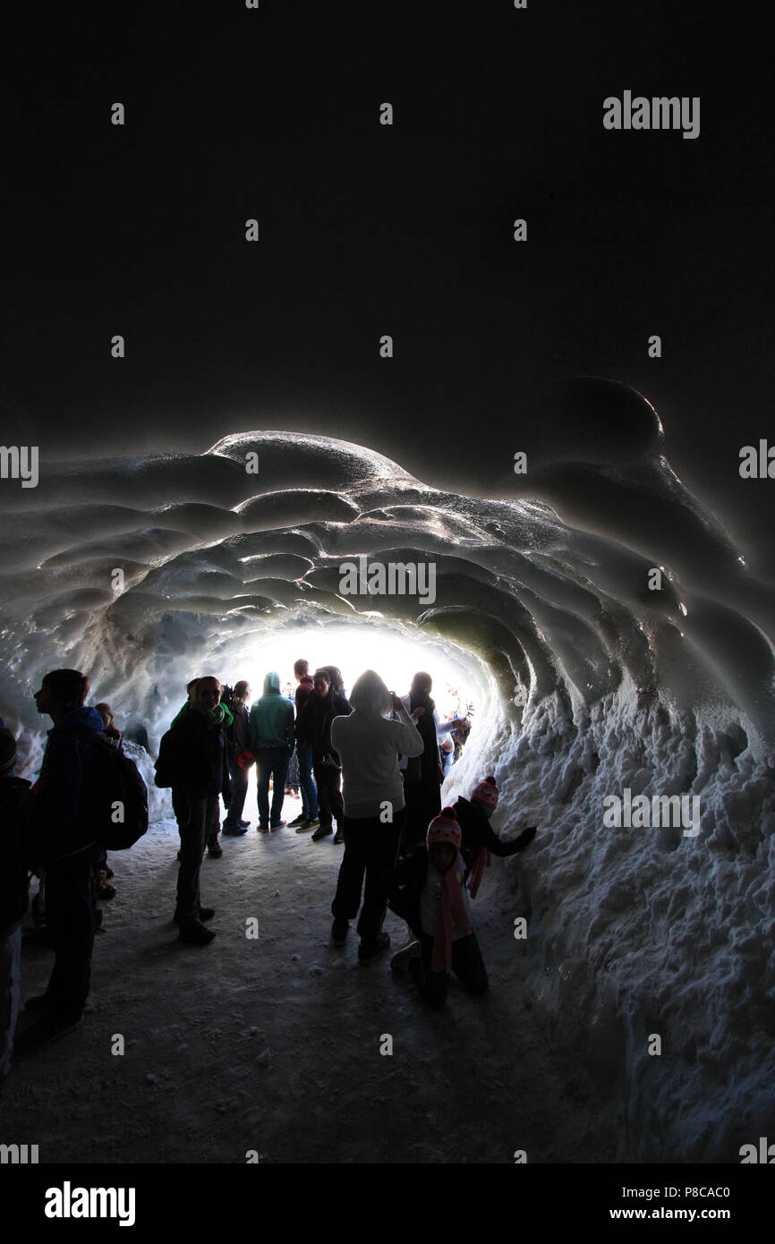 Die Menschen in diesem eisigen Platz warten auf die Ankunft ihrer Familienmitglieder und Freunde, die Besteigung des Mont-du-Midi in das Mont Blanc Massiv Stockfoto