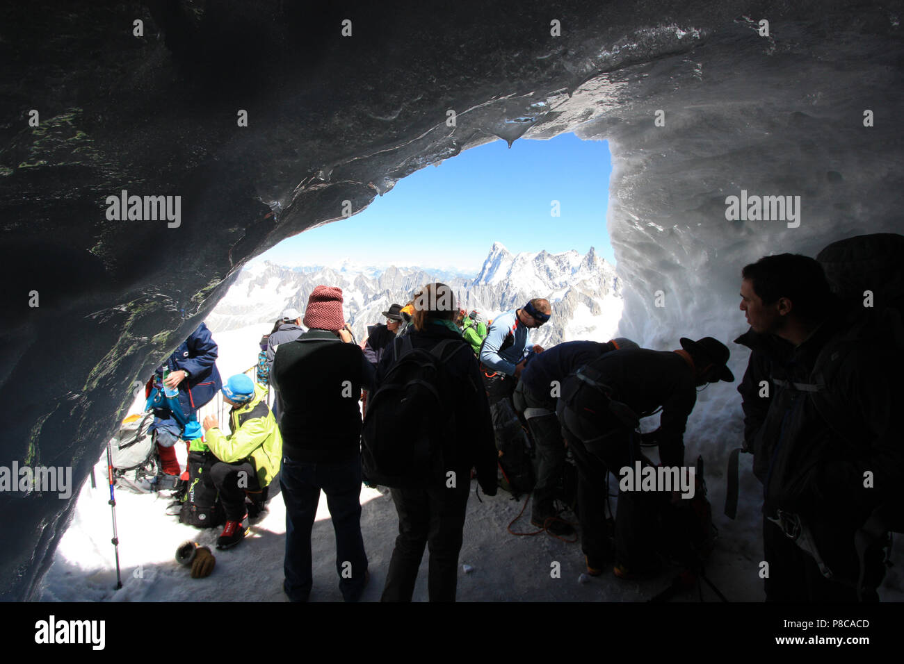 Die Menschen in diesem eisigen Platz warten auf die Ankunft ihrer Familienmitglieder und Freunde, die Besteigung des Mont-du-Midi in das Mont Blanc Massiv Stockfoto