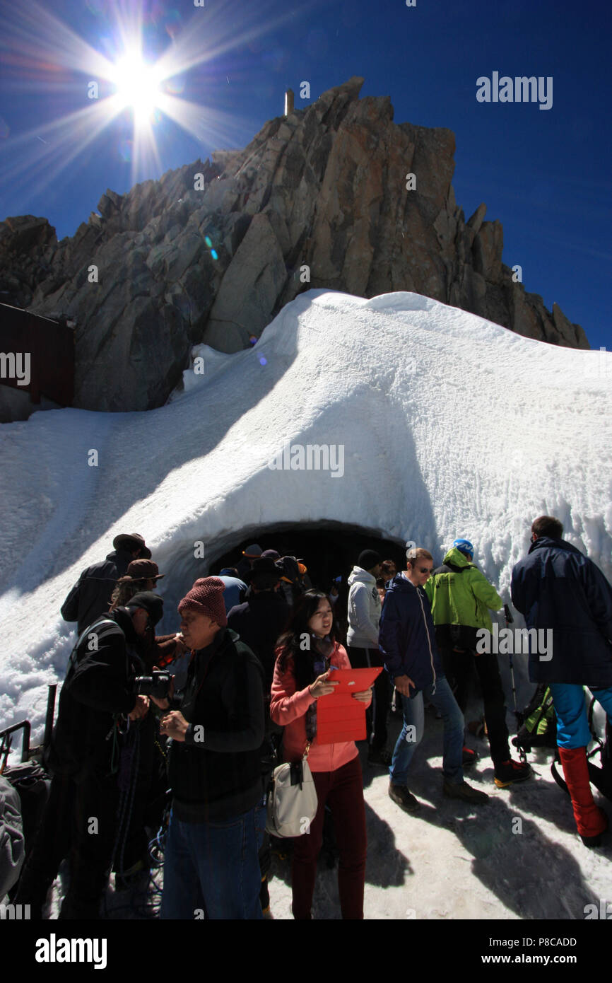 Die Menschen in diesem eisigen Platz warten auf die Ankunft ihrer Familienmitglieder und Freunde, die Besteigung des Mont-du-Midi in das Mont Blanc Massiv Stockfoto