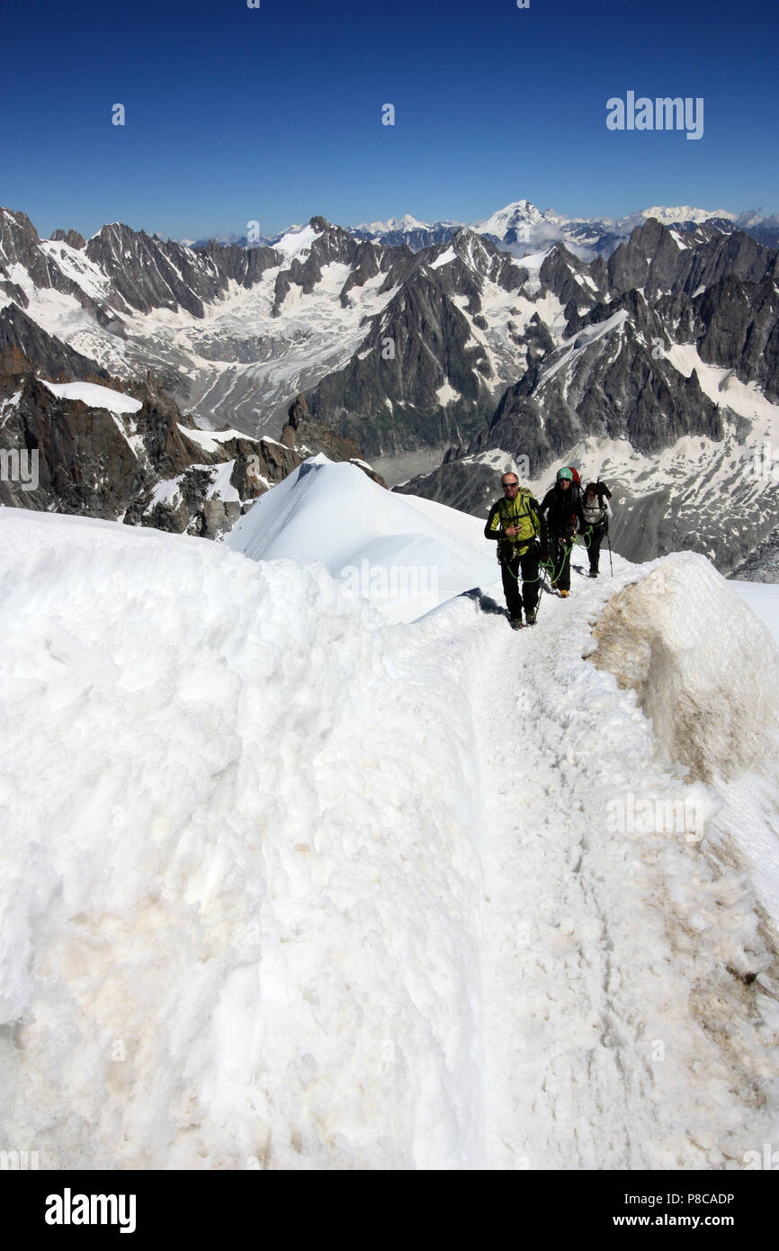 Bergsteiger Erreichen der Spitze des Aiguille-du-Midi auf dem Weg zum Gipfel des Mont Blanc in Frankreich Stockfoto