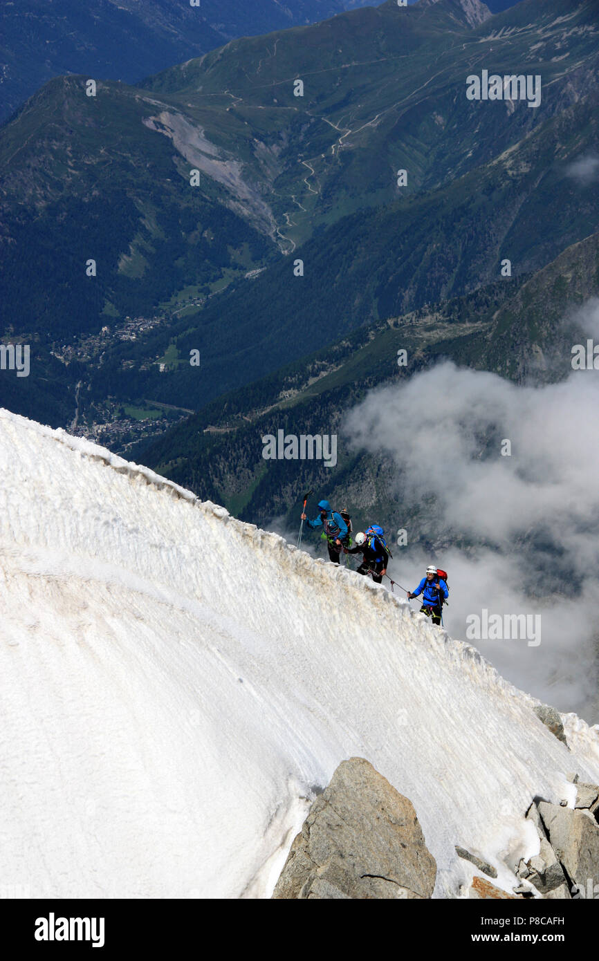 Bergsteiger Erreichen der Spitze des Aiguille-du-Midi auf dem Weg zum Gipfel des Mont Blanc in Frankreich Stockfoto