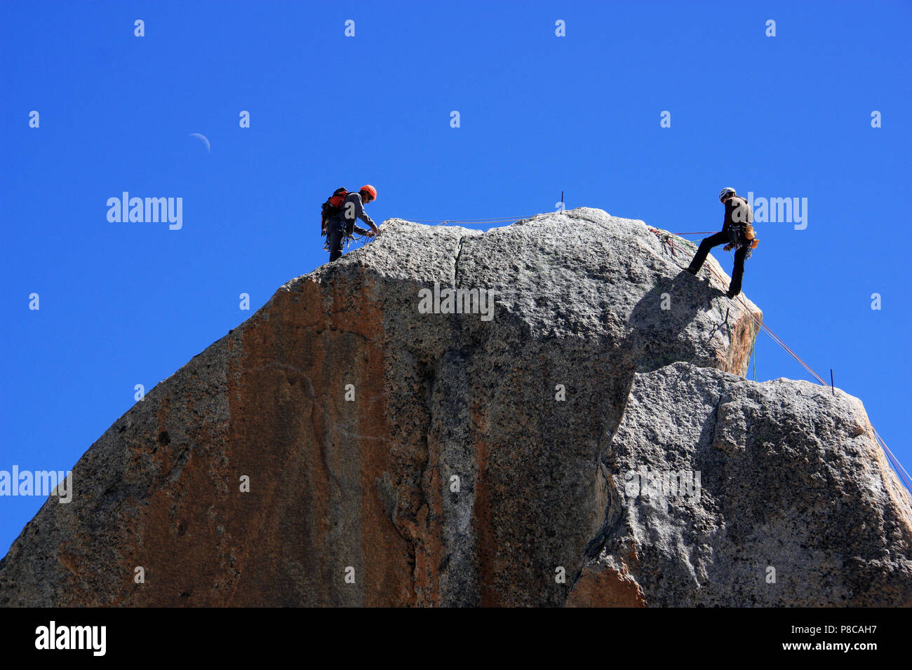 Zwei Kletterer auf eine beeindruckende Felsen neben den Gipfel der Aiguille-du-Midi in das Mont Blanc Massiv in Frankreich Stockfoto