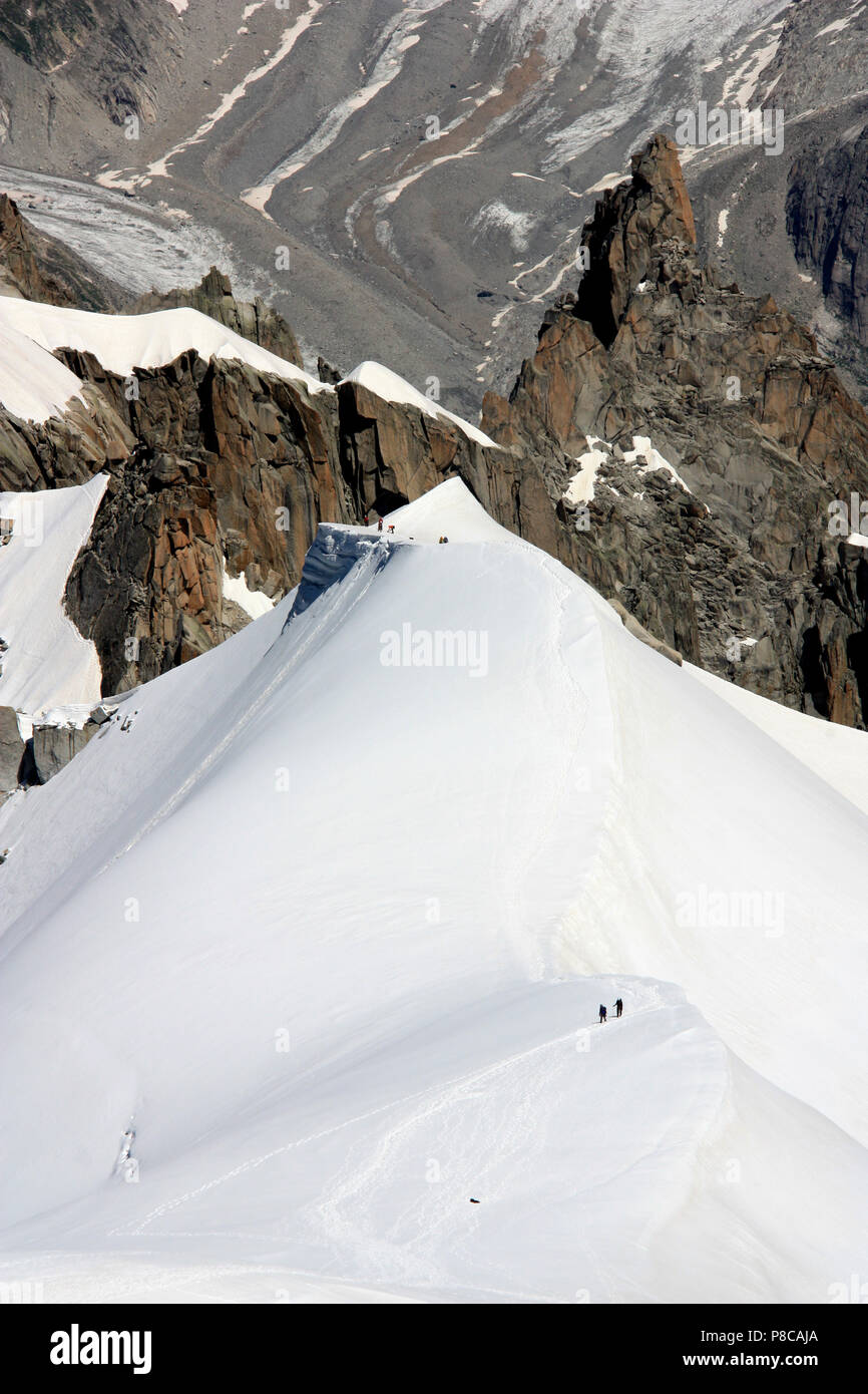 Bergsteiger auf dem Weg nach oben auf den Gipfel des Mont Blanc in Frankreich Stockfoto