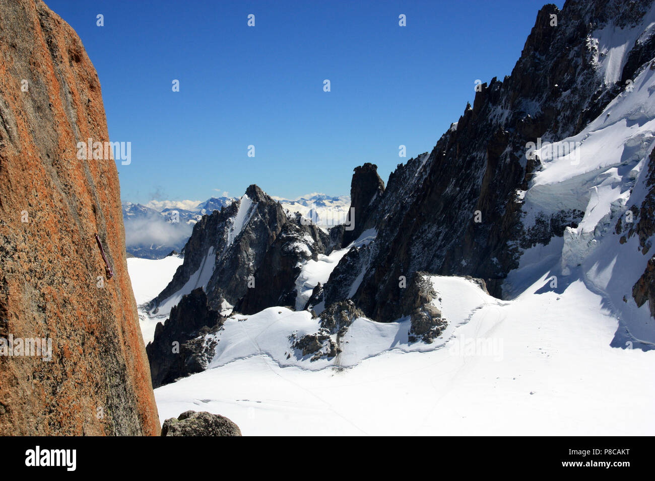 Auch im Sommer Eis und Schnee ist allgegenwärtig auf dem Mont Blanc in Frankreich und gibt einen guten Überblick über die verschiedenen Wege der Bergsteiger Stockfoto