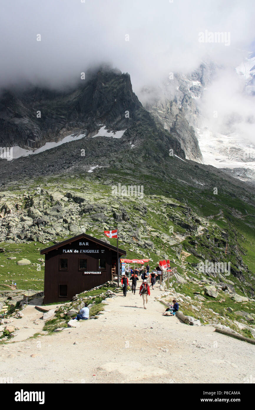 Wanderer in einer Berghütte auf dem Plan-de-l'Aiguille in das Mont Blanc Massiv in Frankreich Stockfoto