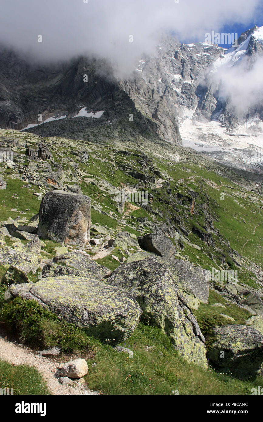 Niedrige Wolken hängen an der Flanke des Berges Overhead der Plan-de-l'Aiguille in das Mont Blanc Massiv in Frankreich Stockfoto