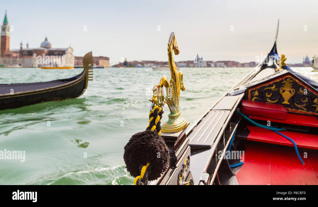 Lagune Schuß von Gondel und der gondelstation Zierpflanzen seahorse Dekoration auf hellen, sonnigen Tag, Venedig, Italien Stockfoto