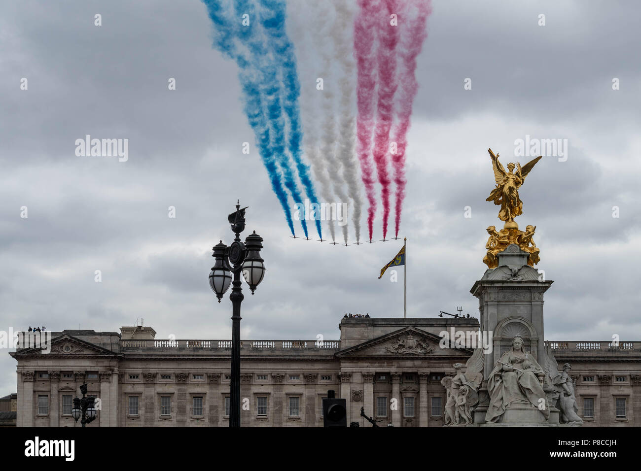 London, 10. Juli 2018 Der RAF 100 Flypast in der Mall London Die roten Pfeile, Kredit Ian Davidson/Alamy Live News Credit: Ian Davidson/Alamy leben Nachrichten Stockfoto