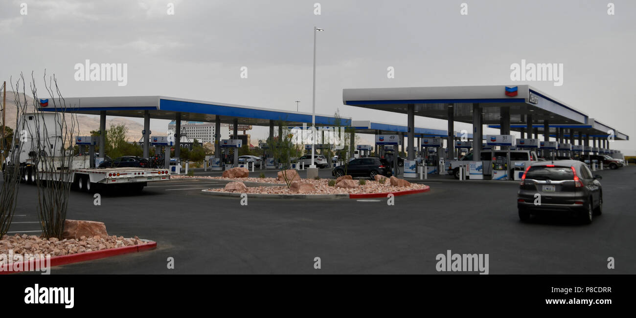 7-9-18. Jean NV. Autofahrer zwischen Las Vegas und Südkalifornien geht, wird es schwierig sein, die umfangreiche Sammlung von 96 Gaspumpen westlich der Autobahn 15 zu verpassen, wie sie durch Jean Pass, ungefähr 30 Meilen südlich von Las Vegas. Als grösste Chevron in der Welt, Terrible's Road House Travel Center, über die I-15 aus dem Gold Strike Hotel in Rechnung gestellt, verfügt über 96 gas Pumpen, 60 Toiletten ausgeht, und ein 50.000-Quadratfuß-Convenience Store, das erste Laufwerk des südlichen Nevada-thru White Castle Fast-food-Einrichtung, wenn es debütiert im Herbst. Mit 50.000 Autofahrer travelin zu kennzeichnen Stockfoto