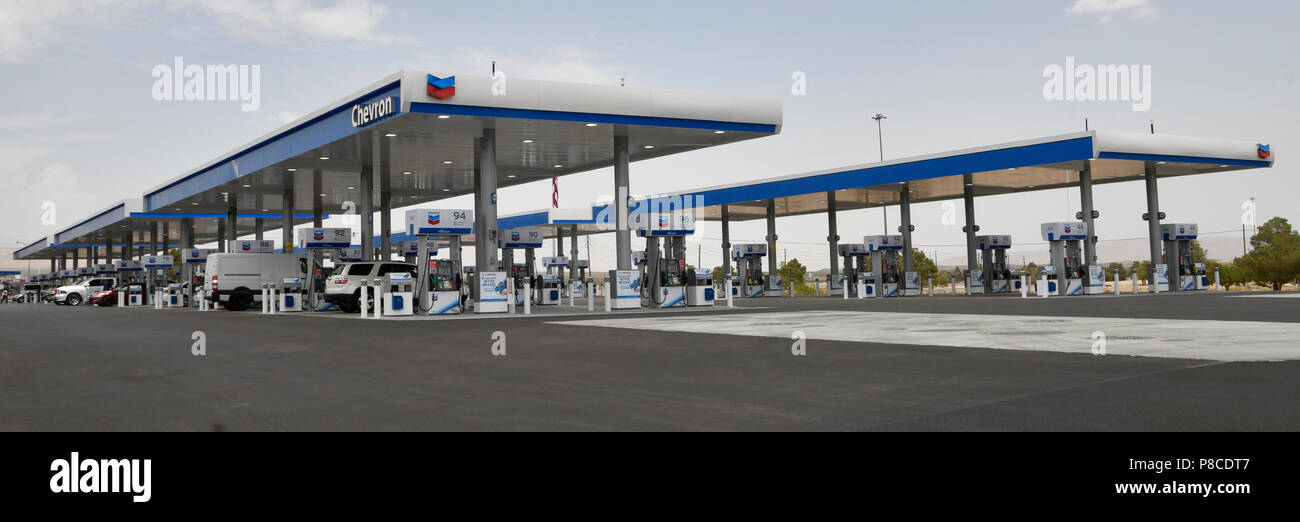 7-9-18. Jean NV. Autofahrer zwischen Las Vegas und Südkalifornien geht, wird es schwierig sein, die umfangreiche Sammlung von 96 Gaspumpen westlich der Autobahn 15 zu verpassen, wie sie durch Jean Pass, ungefähr 30 Meilen südlich von Las Vegas. Als grösste Chevron in der Welt, Terrible's Road House Travel Center, über die I-15 aus dem Gold Strike Hotel in Rechnung gestellt, verfügt über 96 gas Pumpen, 60 Toiletten ausgeht, und ein 50.000-Quadratfuß-Convenience Store, das erste Laufwerk des südlichen Nevada-thru White Castle Fast-food-Einrichtung, wenn es debütiert im Herbst. Mit 50.000 Autofahrer travelin zu kennzeichnen Stockfoto