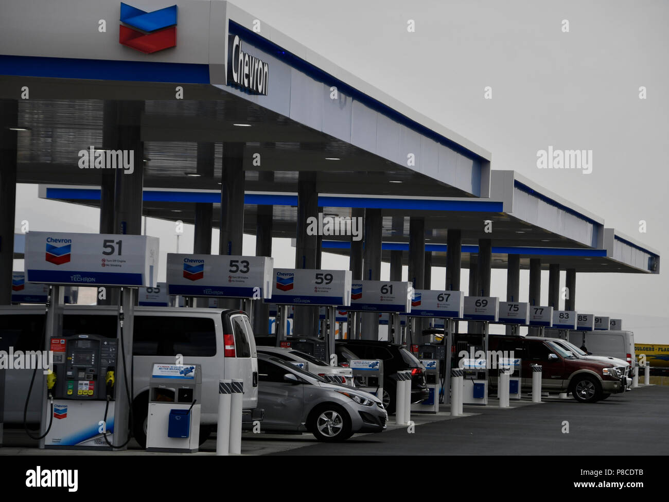 7-9-18. Jean NV. Autofahrer zwischen Las Vegas und Südkalifornien geht, wird es schwierig sein, die umfangreiche Sammlung von 96 Gaspumpen westlich der Autobahn 15 zu verpassen, wie sie durch Jean Pass, ungefähr 30 Meilen südlich von Las Vegas. Als grösste Chevron in der Welt, Terrible's Road House Travel Center, über die I-15 aus dem Gold Strike Hotel in Rechnung gestellt, verfügt über 96 gas Pumpen, 60 Toiletten ausgeht, und ein 50.000-Quadratfuß-Convenience Store, das erste Laufwerk des südlichen Nevada-thru White Castle Fast-food-Einrichtung, wenn es debütiert im Herbst. Mit 50.000 Autofahrer travelin zu kennzeichnen Stockfoto