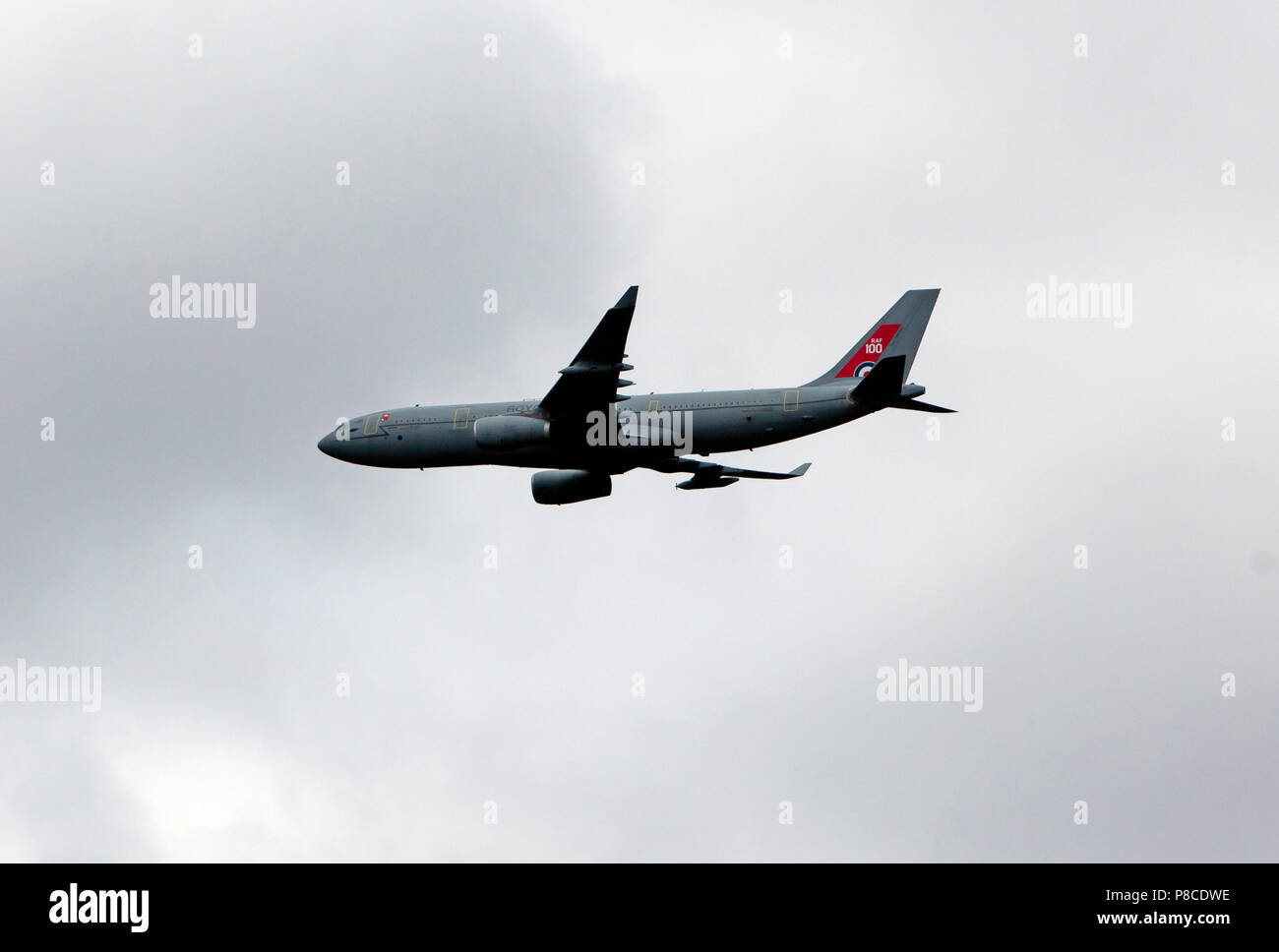 Ein RAF Voyager fliegt über die QE2 Olympic Park, als Teil der RAF Centenial Feiern Stockfoto