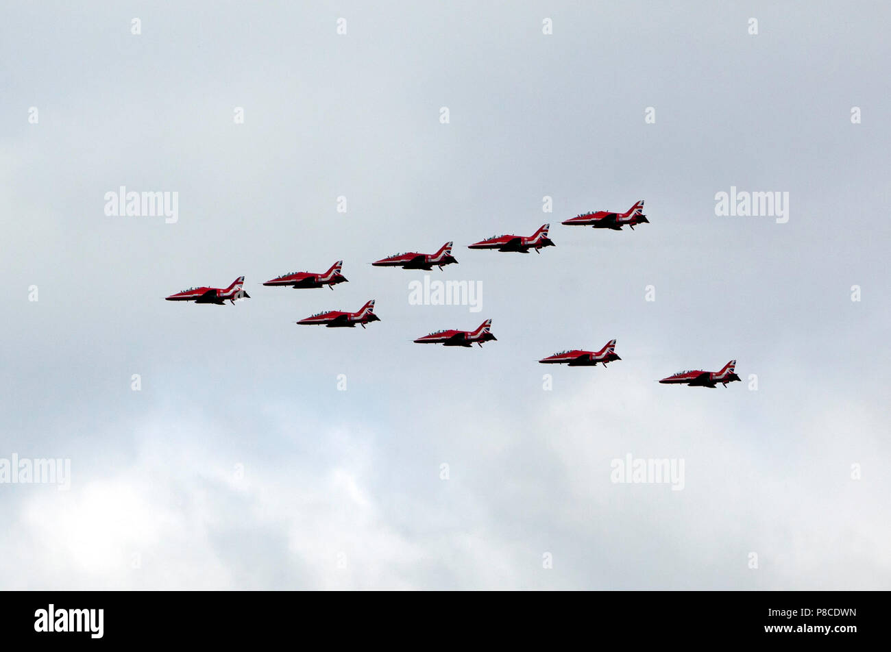 Die roten Pfeile fliegen in Formation über die QE2 Olympic Park, als Teil der RAF hundertjährigen Feiern Stockfoto