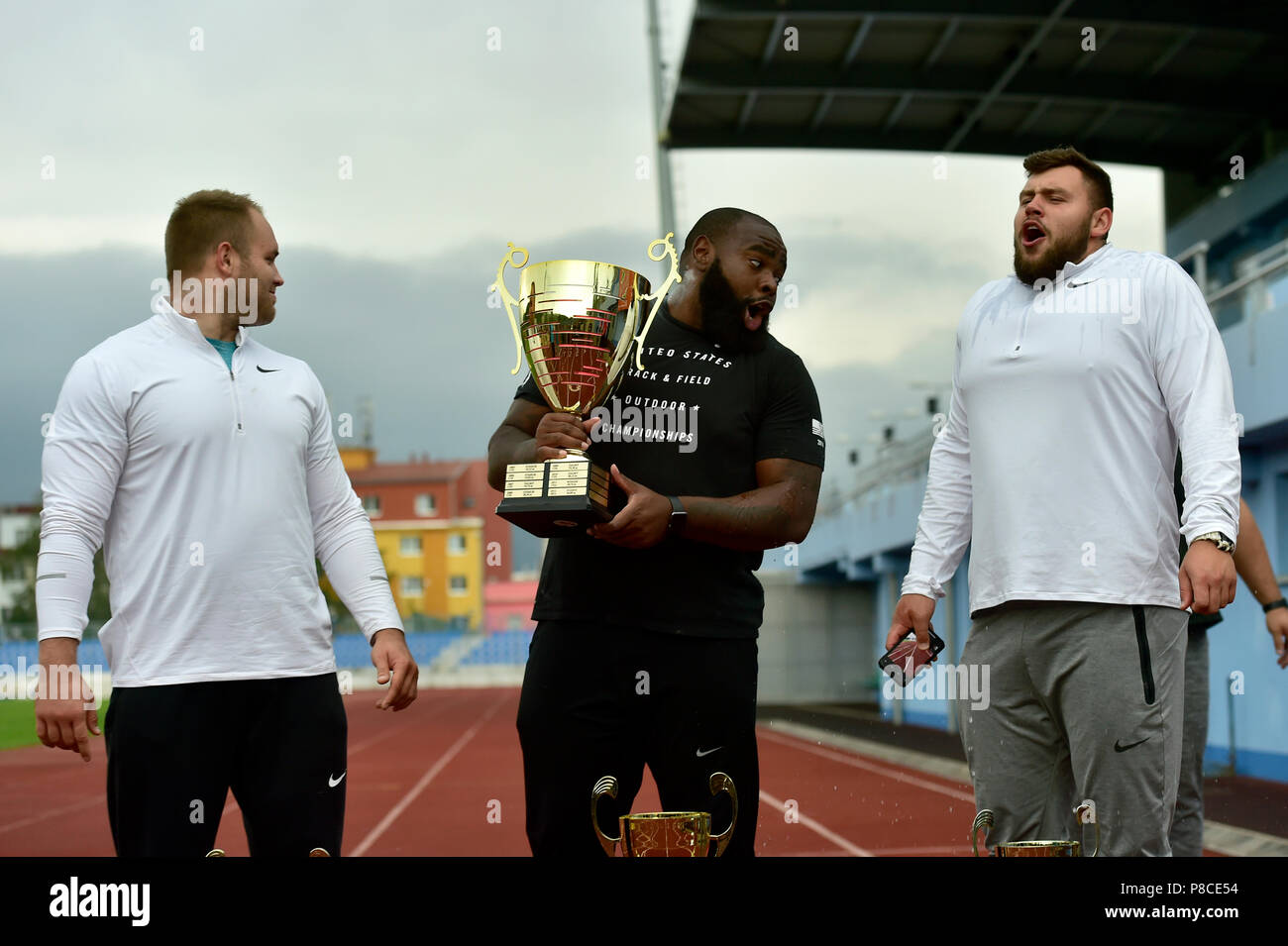 (L - R) Dritte platziert Tomas Stanek der Tschechischen Republik, Sieger, Darrel Hügel von USA und an zweiter Stelle Konrad Bukowiecki Polens stellen nach den Herren schoß Wettbewerb im Grand Prix Ústí nad Labem, Tschechische Republik, 10. Juli 2018. (CTK Photo/Ondrej Hajek) Stockfoto