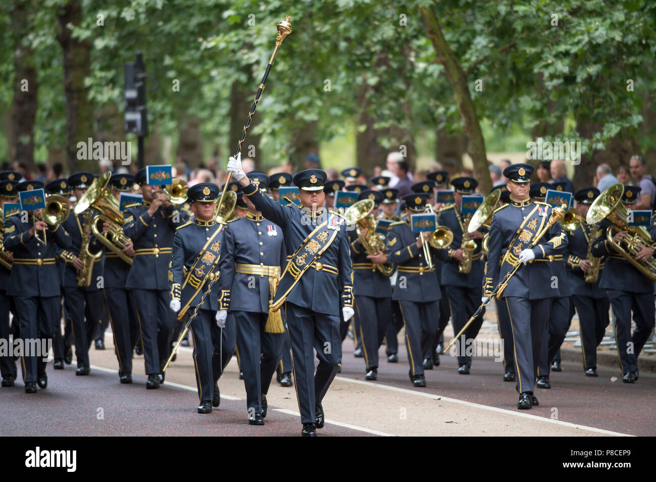 Birdcage Walk, London, UK. 10. Juli, 2018. Feierlichkeiten zum 100. Jahrestag der Royal Air Force in London mit der zentralen Band und Escort der RAF zu markieren marschieren Horse Guards Parade. Credit: Malcolm Park/Alamy Leben Nachrichten. Stockfoto