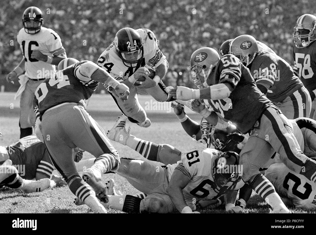 San Francisco, Kalifornien, USA. 14 Okt, 1984. San Francisco 49ers gegen Pittsburgh Steelers im Candlestick Park Sonntag, den 14. Oktober, 1984. Steelers Beat der 49ers 20-17. Pittsburgh Steelers zurück reichen Erenberg (24) auf die Torlinie. Credit: Al Golub/ZUMA Draht/Alamy leben Nachrichten Stockfoto