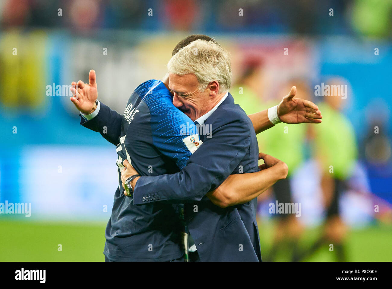 St. Petersburg, Russland. 10. Juli 2018. Belgien - Frankreich, Fußball, Sankt Petersburg, 10. Juli 2018 Didier Deschamps, FRA Headcoach, Kylian MBAPPE, FRA 10 Jubel, Freude, Emotionen, feiern, lachen, Jubeln, Jubeln, reißt die Arme, ballte die Faust, BELGIEN - FRANKREICH FIFA WM 2018 Russland, Halbfinale, Saison 2018/2019, 10. Juli 2018 in Sankt Petersburg, Russland. © Peter Schatz/Alamy leben Nachrichten Stockfoto