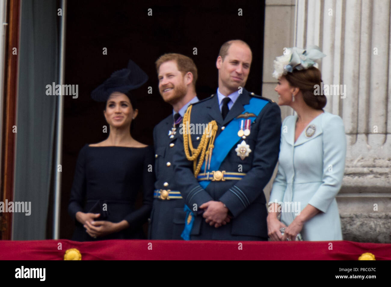 Die Royals beobachten Sie die RAF 100 Feiern vom Balkon am Buckingham Palace. Stockfoto