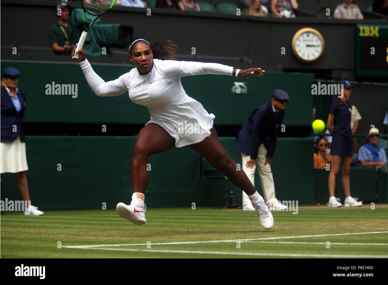 London, England - 10. Juli 2018. Wimbledon Tennis: Serena Williams auf dem Weg zu Sieg über Italiens Camila Georgi das Halbfinale in Wimbledon heute. Stockfoto