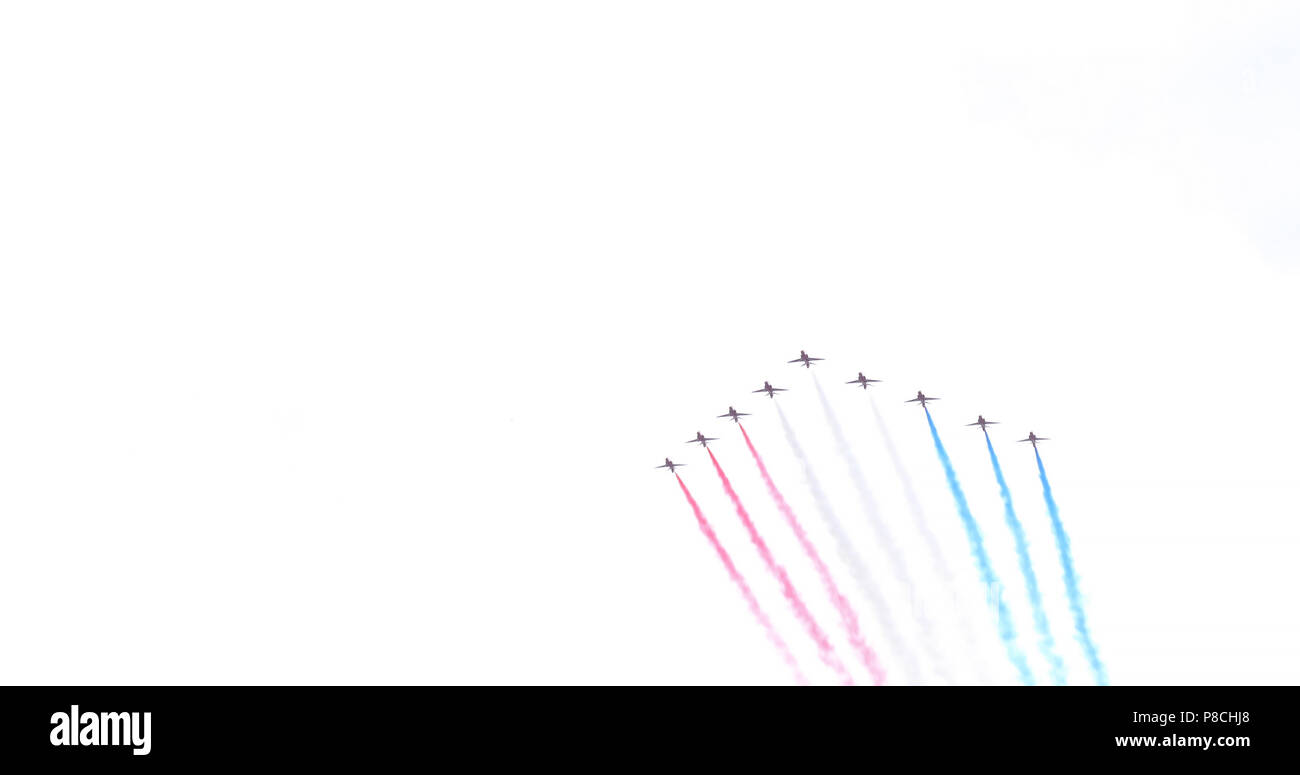 London, Großbritannien, 10. Juli 2018: die Royal Air Force jets Verbreitung farbigen Rauch, in den Farben der Flagge des Vereinigten Königreichs, vor dem Buckingham Palace in der anlässlich der Royal Air Force 100-jähriges Bestehen. Credit: Kurt Pacaud/Alamy leben Nachrichten Stockfoto