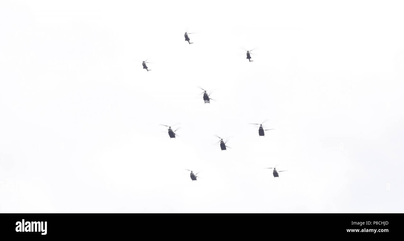 London, Großbritannien, 10. Juli 2018: Geschwader von Helikopter über den Buckingham Palace in der anlässlich des 100. Todestages der Royal Air Force fliegen. Credit: Kurt Pacaud/Alamy leben Nachrichten Stockfoto